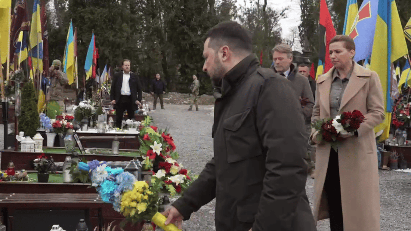 Зеленский прибыл во Львов — вместе с премьером Дании почтил память погибших воинов