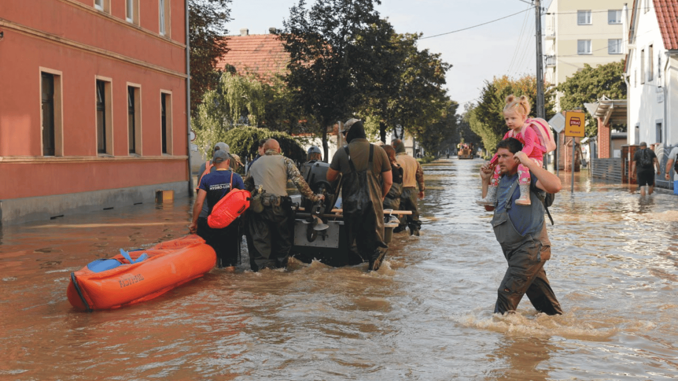 Повінь у Польщі — у містах зруйновані будинки та дороги