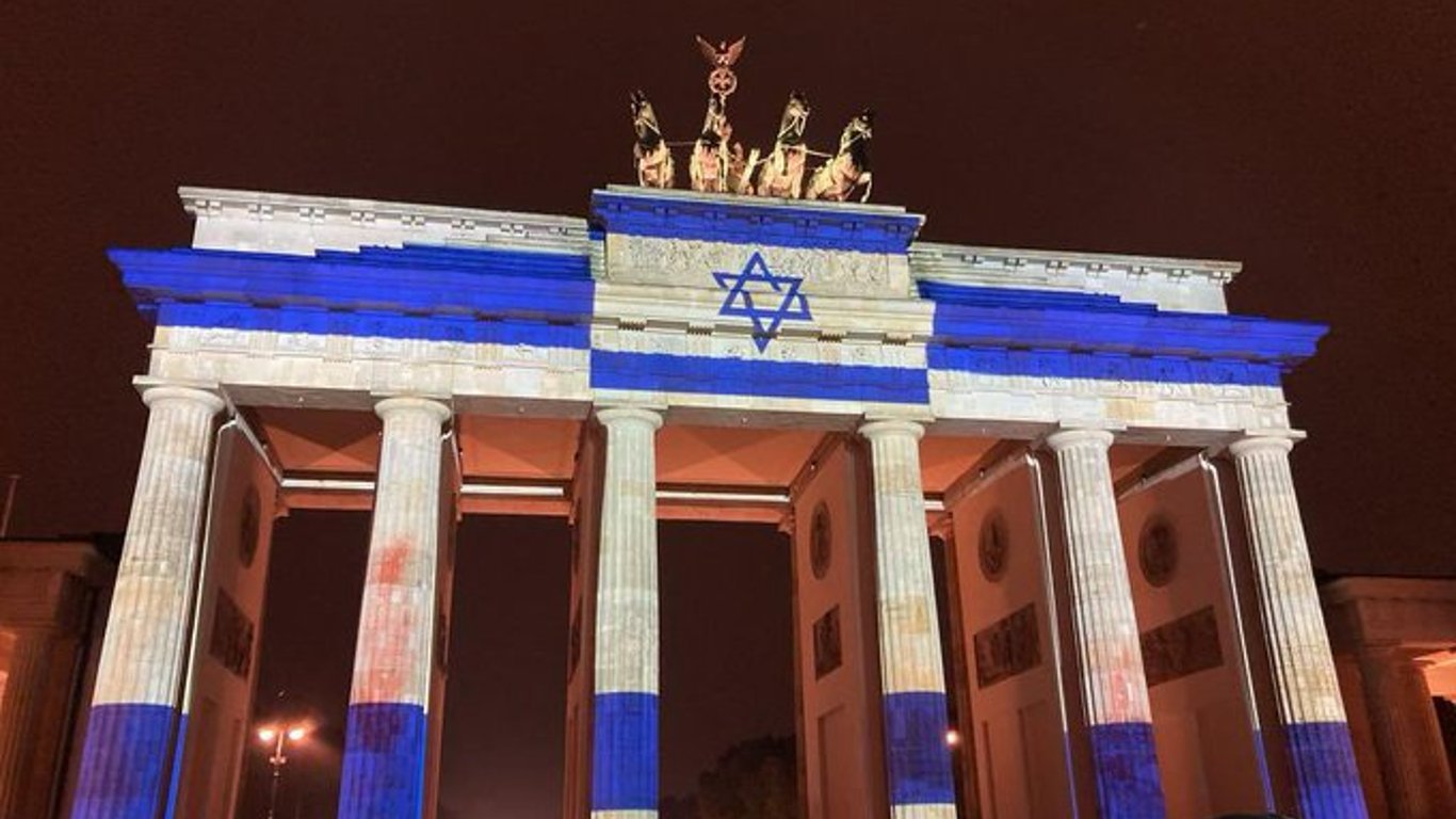 Бранденбургские ворота подсветили в знак солидарности с Израилем