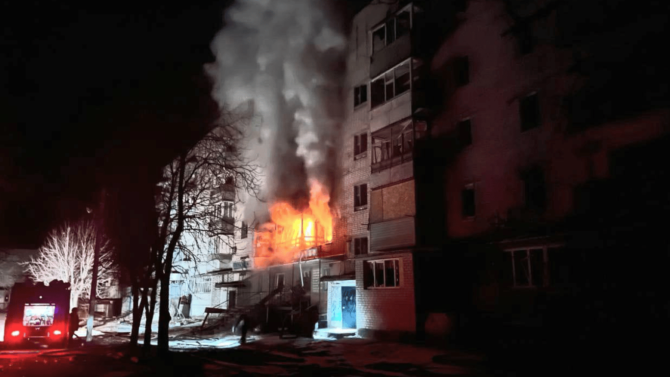 Оккупанты сбросили авиабомбу на многоэтажку в Харьковской области