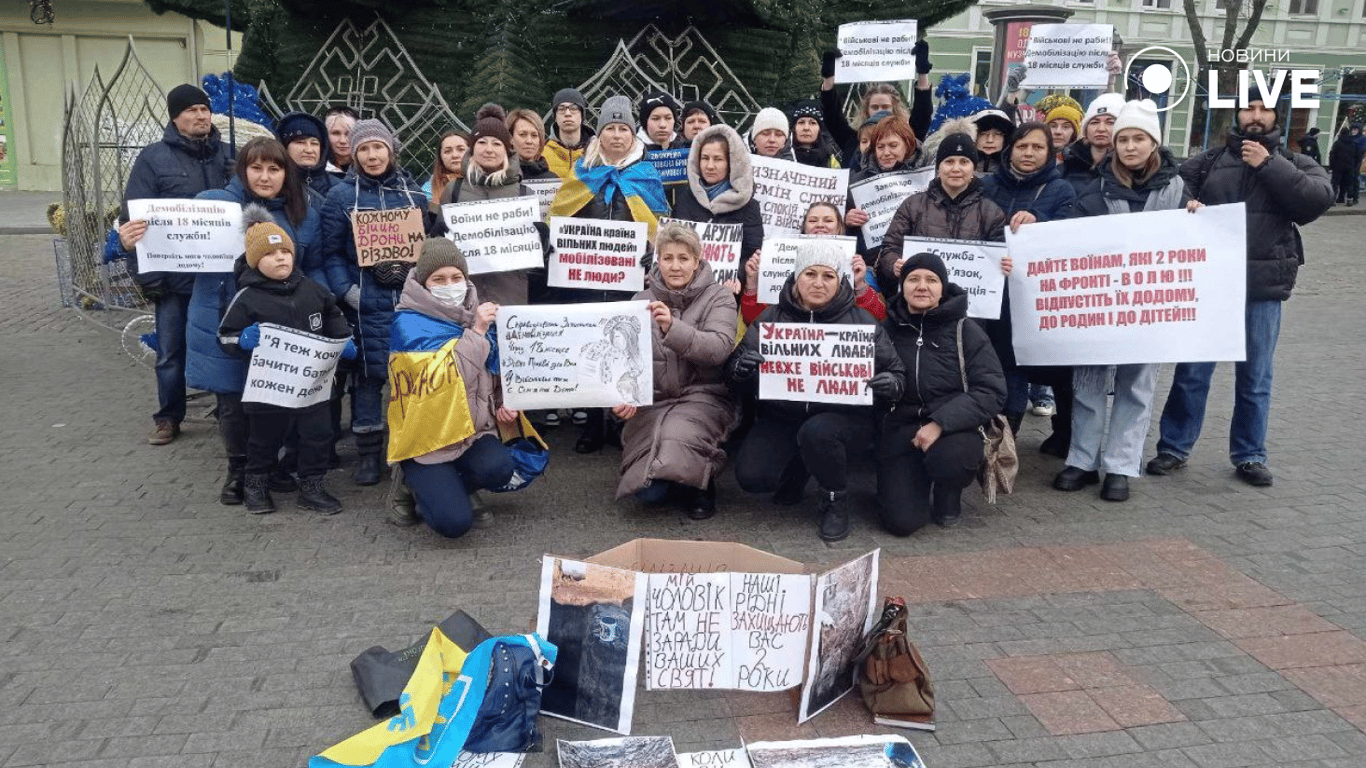 Митинг на Дерибасовской — родственники военных требуют демобилизации