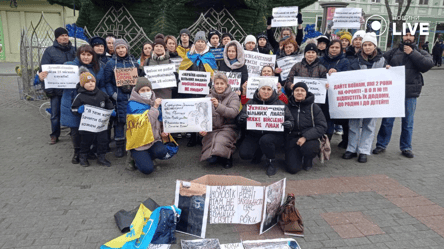 Митинг на Дерибасовской — родственники военных требуют демобилизации - 285x160