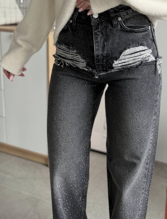Джинси зі стразами мають застарілий вигляд