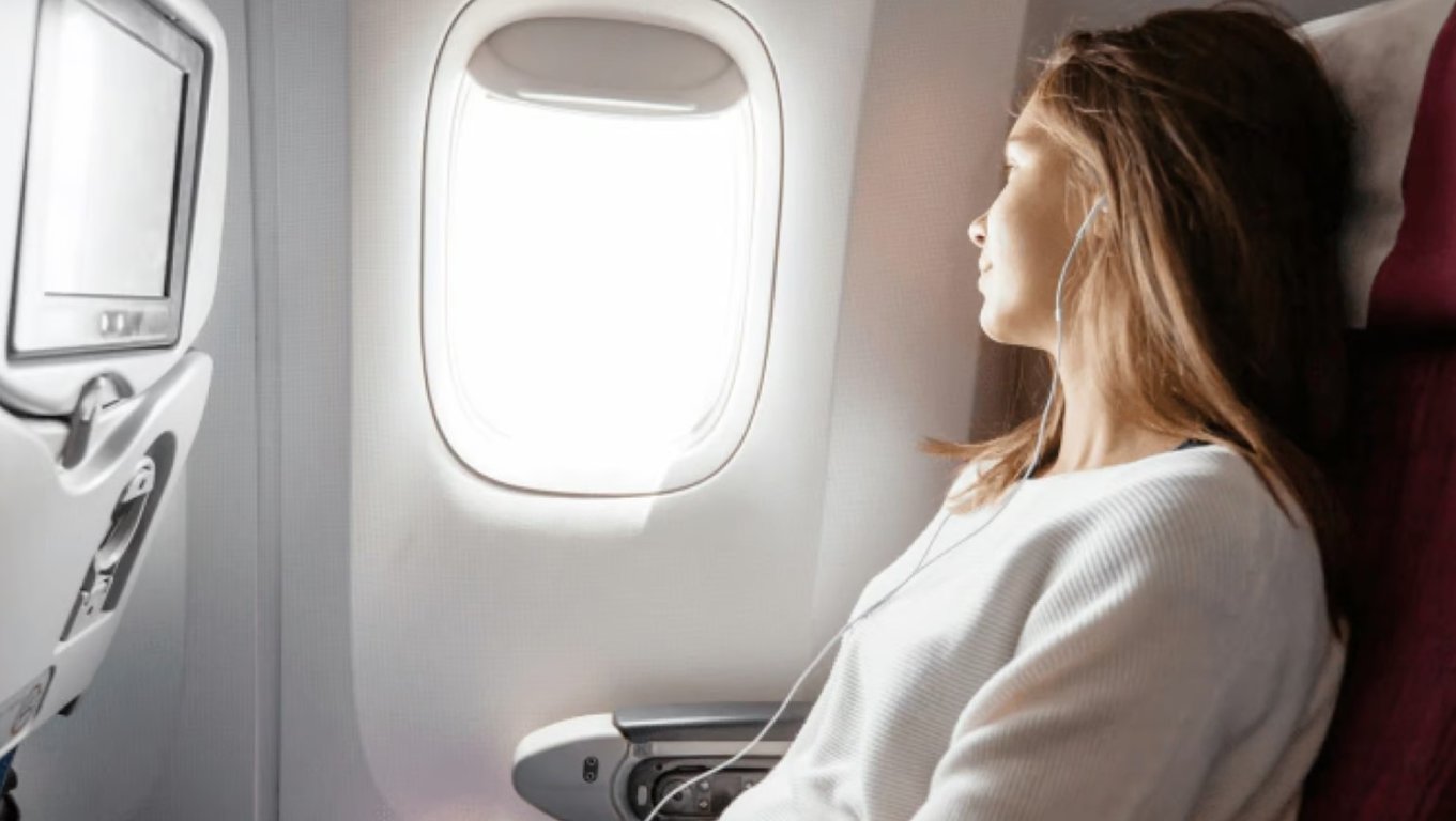 Ryanair оштрафував пасажирку за пляшку води на борту літака - фото 1