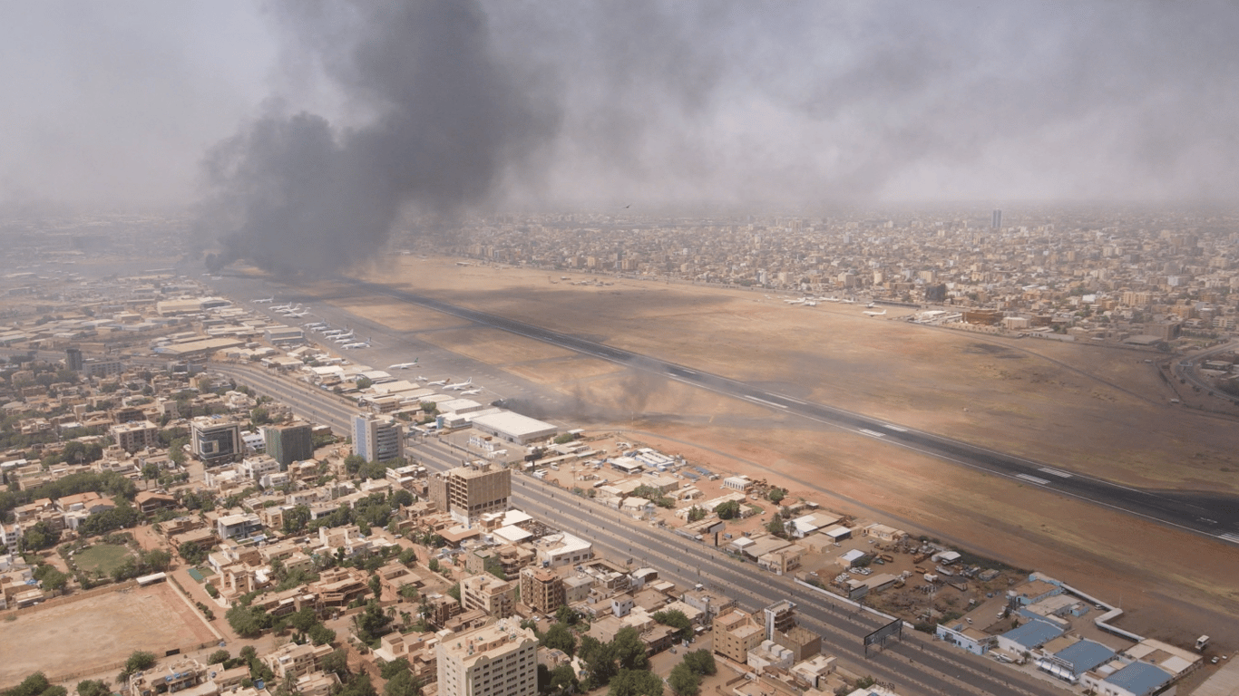 США провели спецоперацію в Хартумі: як пройшла евакуація персоналу уряду з Судану
