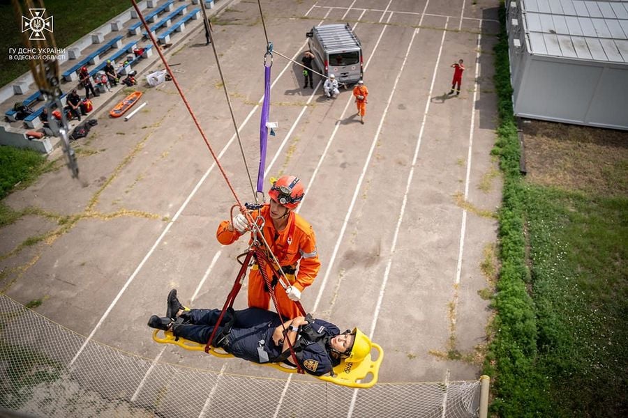На тренировках учились эвакуировать людей с высоты. Фото: Главное управление ГСЧС Украины в Одесской области.