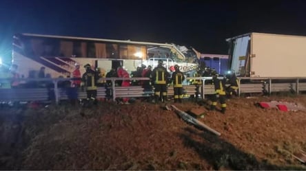 На півночі Італії автобус з українськими туристами зіткнувся з фурою: є постраждалі - 285x160