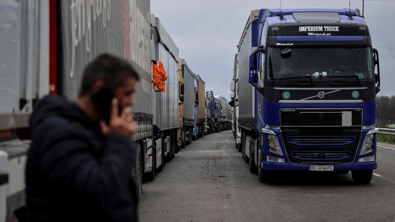 У ДПСУ розповіли про збільшення черги вантажівок на кордоні з Польщею