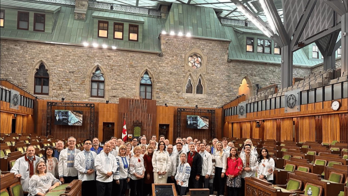 Премьер Канады вместе с депутатами нарядился в вышиванку в знак солидарности с Украиной
