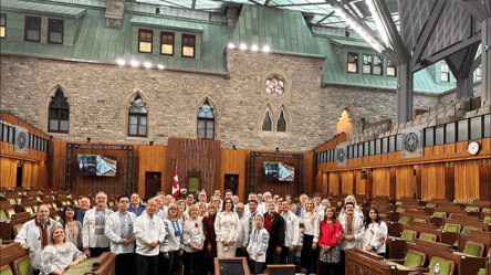 Премьер Канады вместе с депутатами нарядился в вышиванку в знак солидарности с Украиной - 285x160