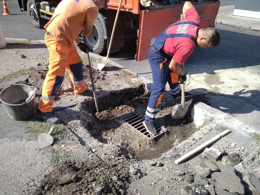 Комунальники працюють на дорогах Одеси. Фото: КП "Міські дороги"