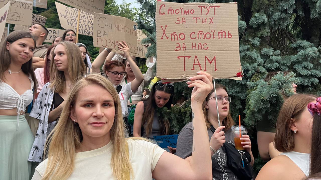 Татьяна вместе с другими участниками акции протеста в Киеве 19 июля 2026 года