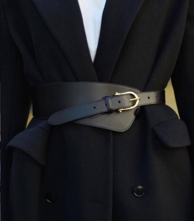 Сміливо можна носити ремінь поверх пальто чи жакета