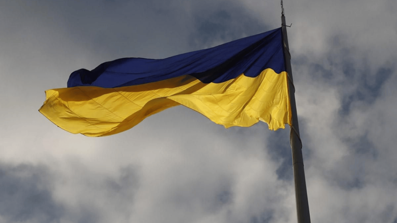 В Киеве из-за урагана поврежден самый большой флаг Украины