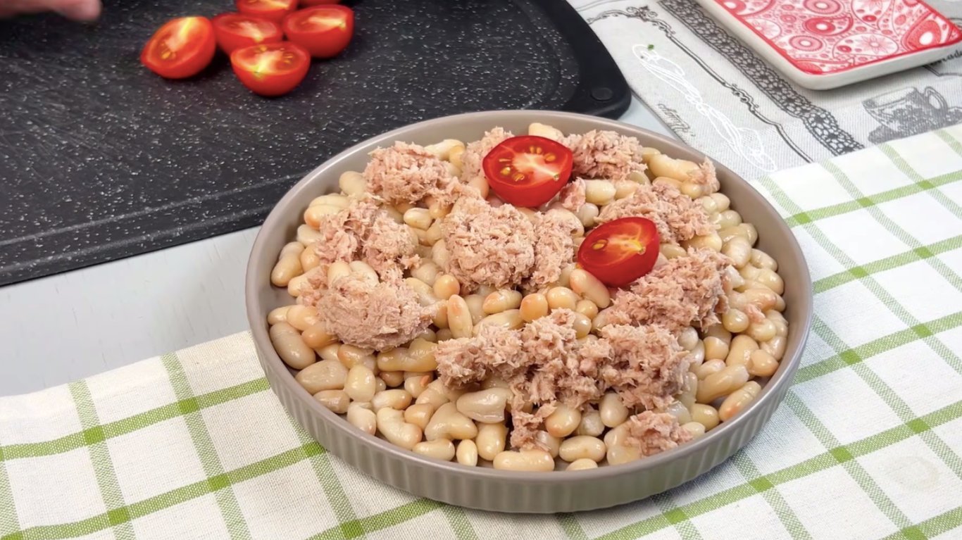 рецепт салату з тунцем та квасолею