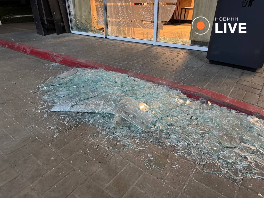 Розбите внаслідок обстрілу скло