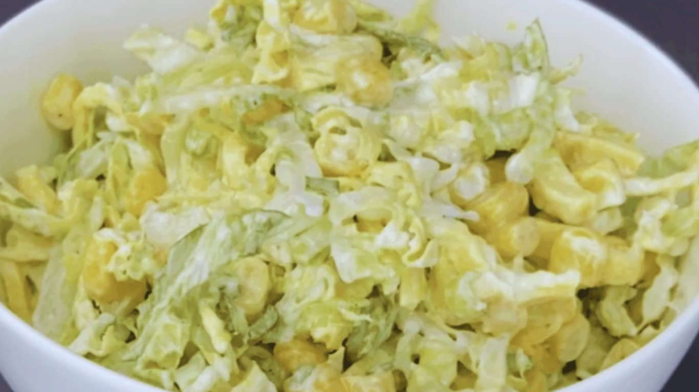 рецепт салату з пекінською капустою, кукурудзою та омлетом