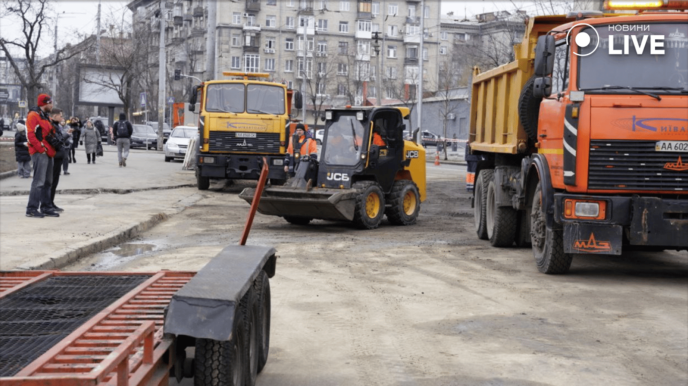 Комунальники прибирають наслідки обстрілу у Києві
