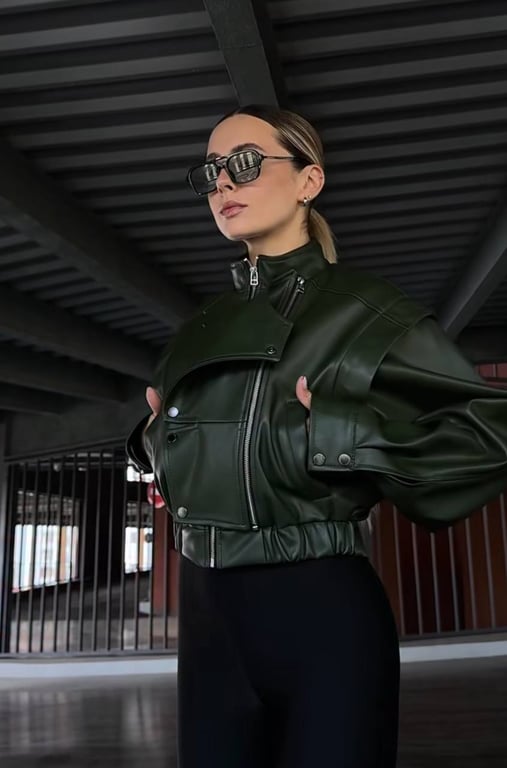 Шкіряна куртка легко впишеться в будь-який образ