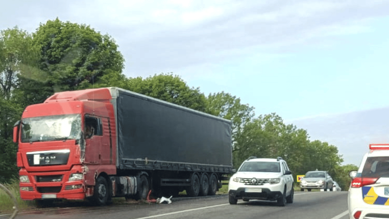 На Львівщині мікроавтобус зіткнувся з вантажівкою —  двоє пасажирів загинуло