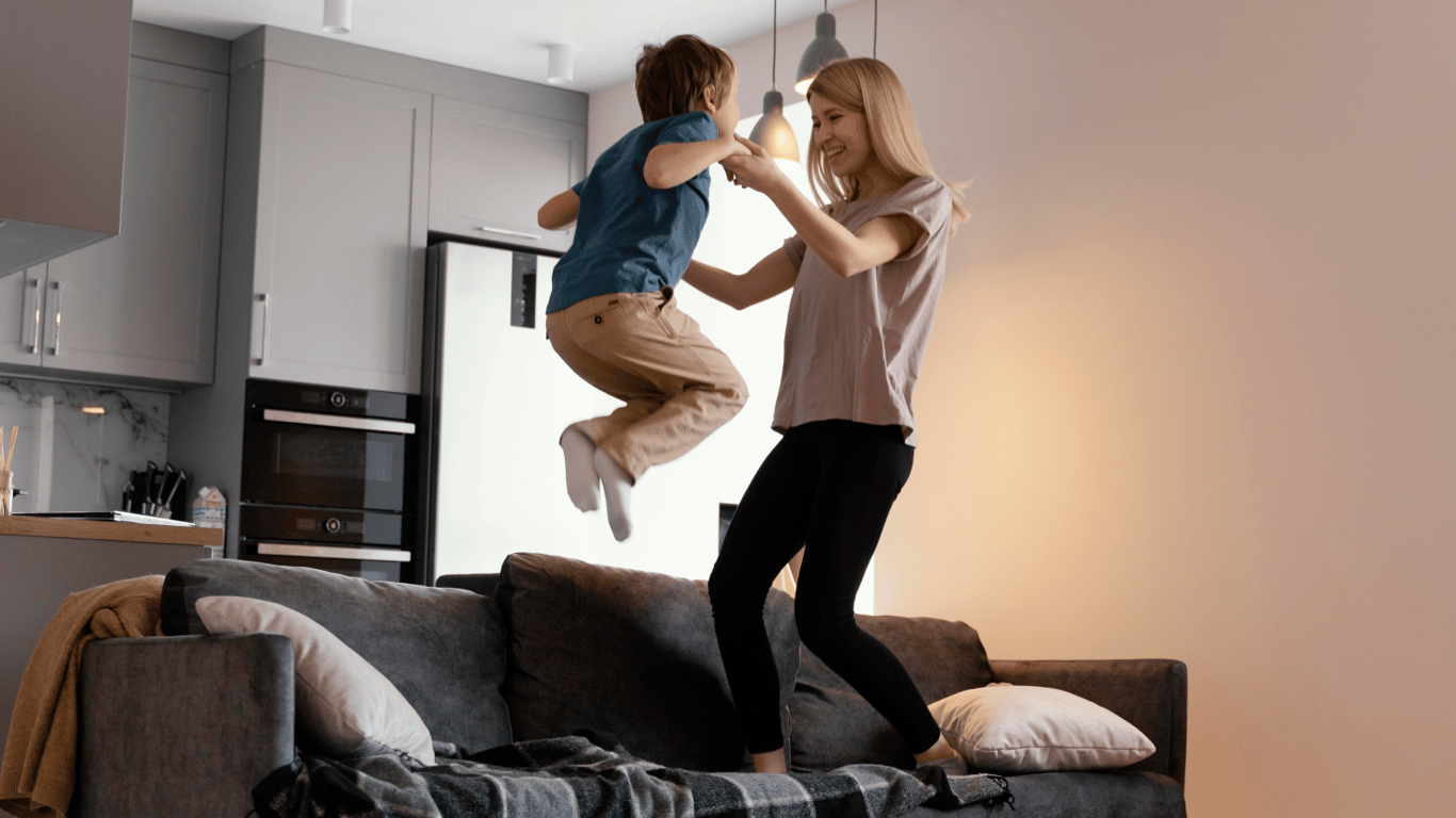 Жінка з дитиною в квартирі