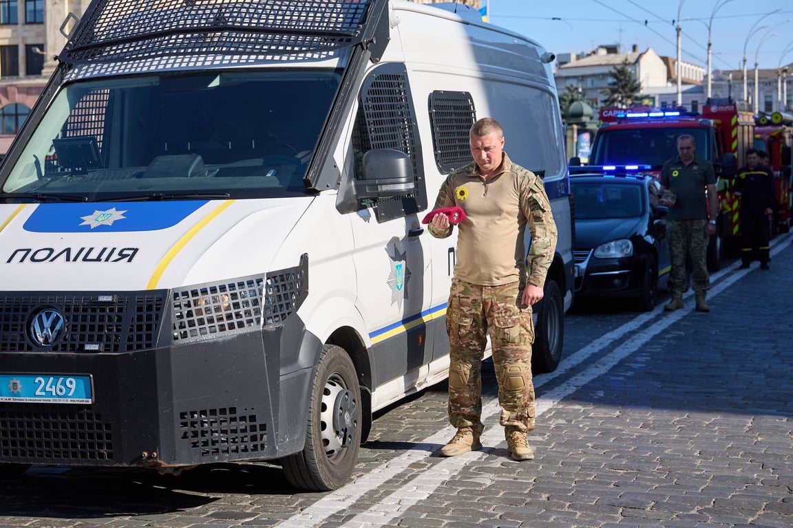 Військові та рятувальники вшанували загиблих у Харкові