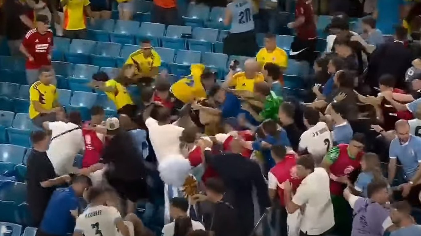 Бійка вболівальників та футболістів на Копа Америка