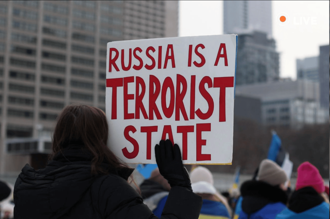 В Торонто прошла акции к годовщине войны в Украине — фоторепортаж - фото 1