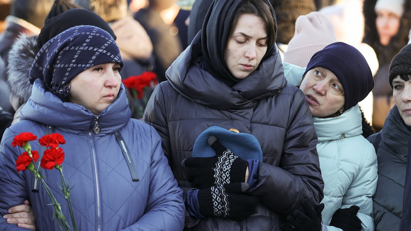 Дружинам загиблих окупантів влаштували турне по окупованих територіях України — що замислив Кремль