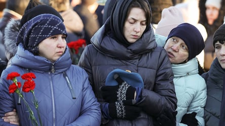 Дружинам загиблих окупантів влаштували турне по окупованих територіях України — що замислив Кремль - 290x166