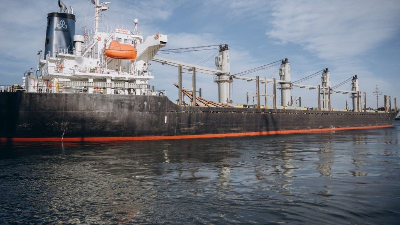 Из Одессы вышло первое судно с гуманитарной пшеницей