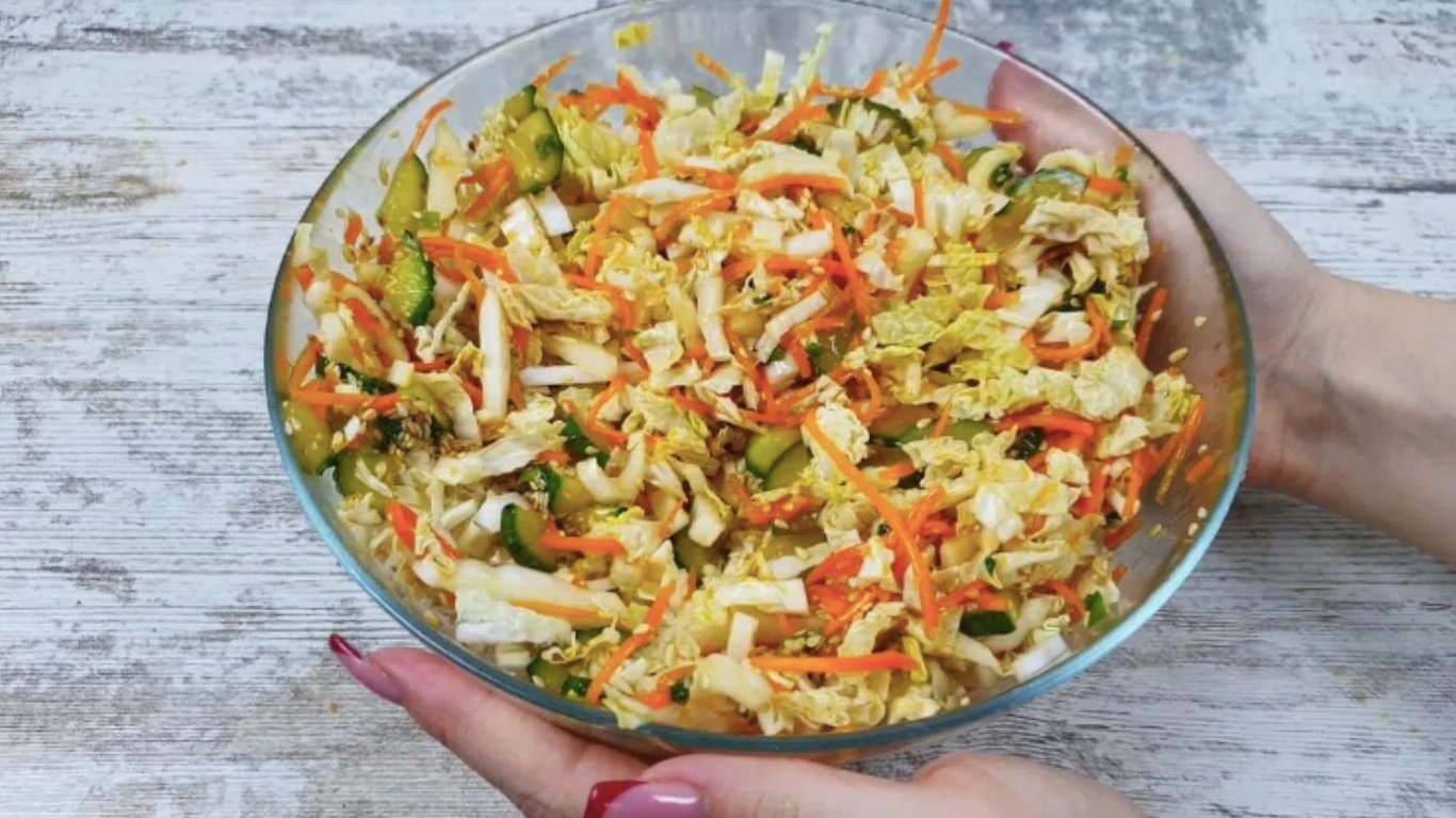 салат з пекінською капустою, морквою по-корейськи та огірками 