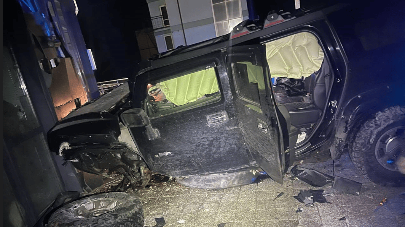 Пьяный водитель Hummer влетел в здание — видео невероятного ДТП в Киевской области