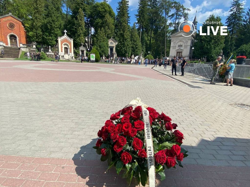 прощання з Фаріон на кладовищі