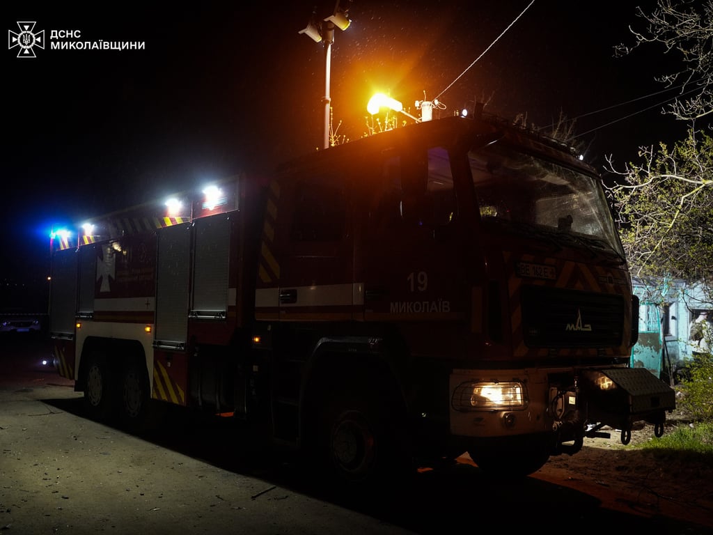 Займання газової труби у Миколаєві після обстрілу 6 квітня