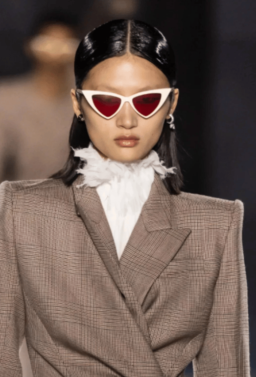 Біла оправа в окулярах - це оригінально