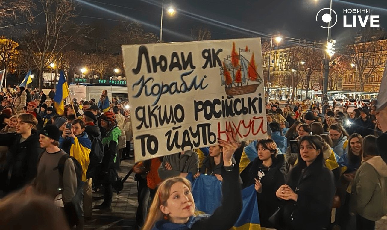 Дипломати та українська громада у Відні вшанували роковини війни гімном України