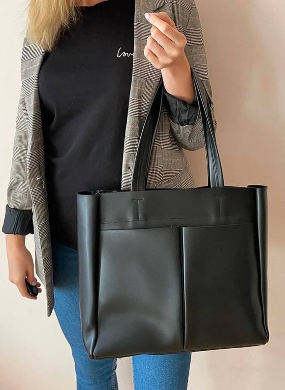 Хоть большие сумки очень вместительные, они не всегда уместны