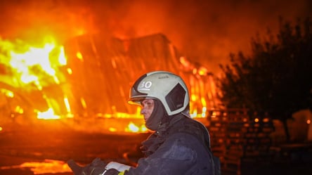 У Деснянському районі Києва впав БпЛА: горять автомобілі - 290x166