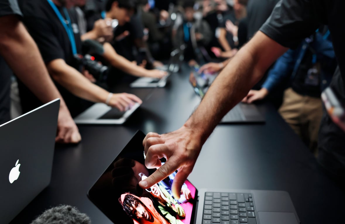 Apple представила MacBook Pro с сенсорным OLED-экраном - фото 1
