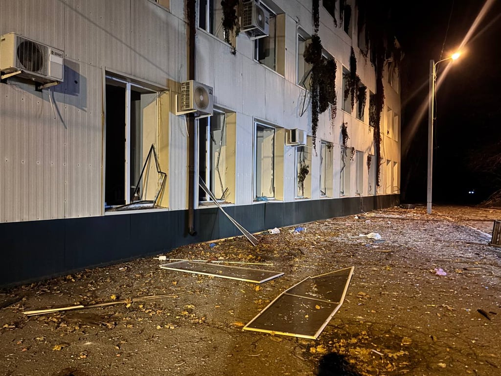 Russian occupiers dropped a KAB on a hospital in Kharkiv — photos of the aftermath - photo 1