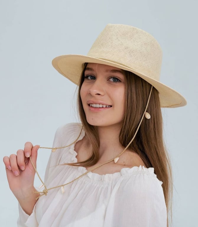 Straw hats are among the main accessories of this summer