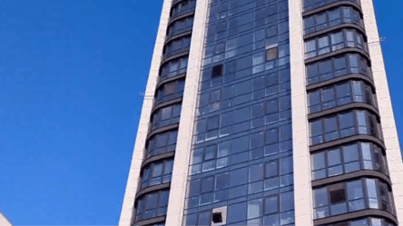 У Києві після атаки постраждав елітний ЖК — відео - 285x160