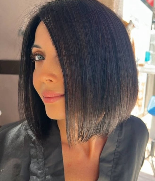 Каре інколи робить невдалий акцент на підборідді