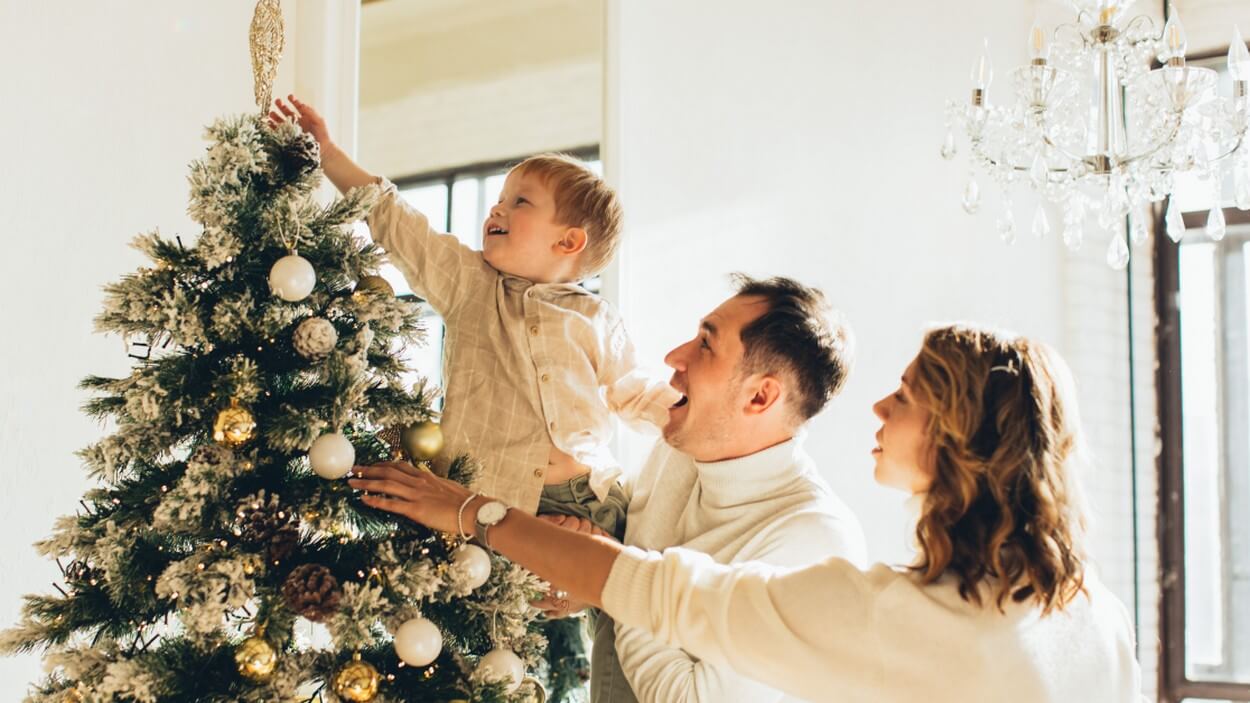 Семья возле елки