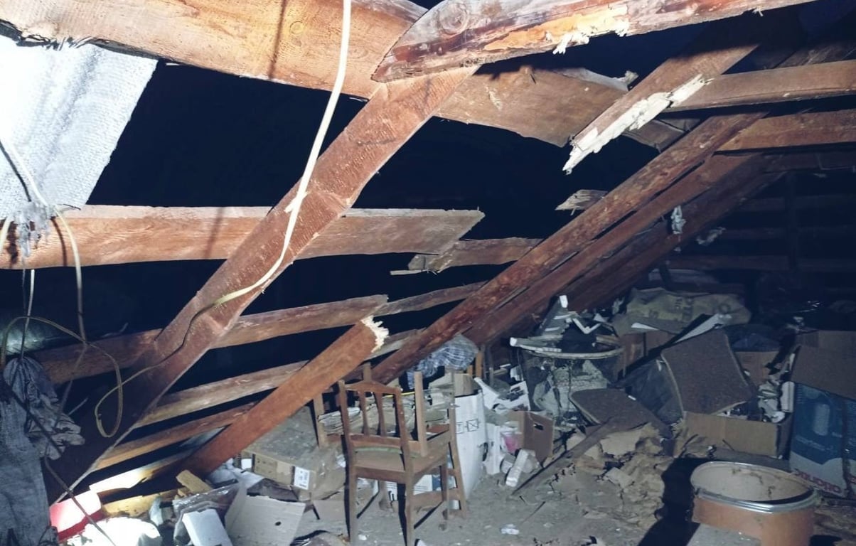 Разрушенная крыша дома