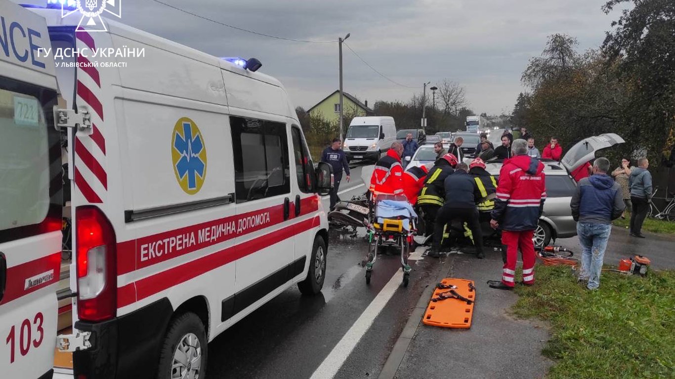 Рятувальники Львівщини вирізали водійку з авто після ДТП з мікроавтобусом