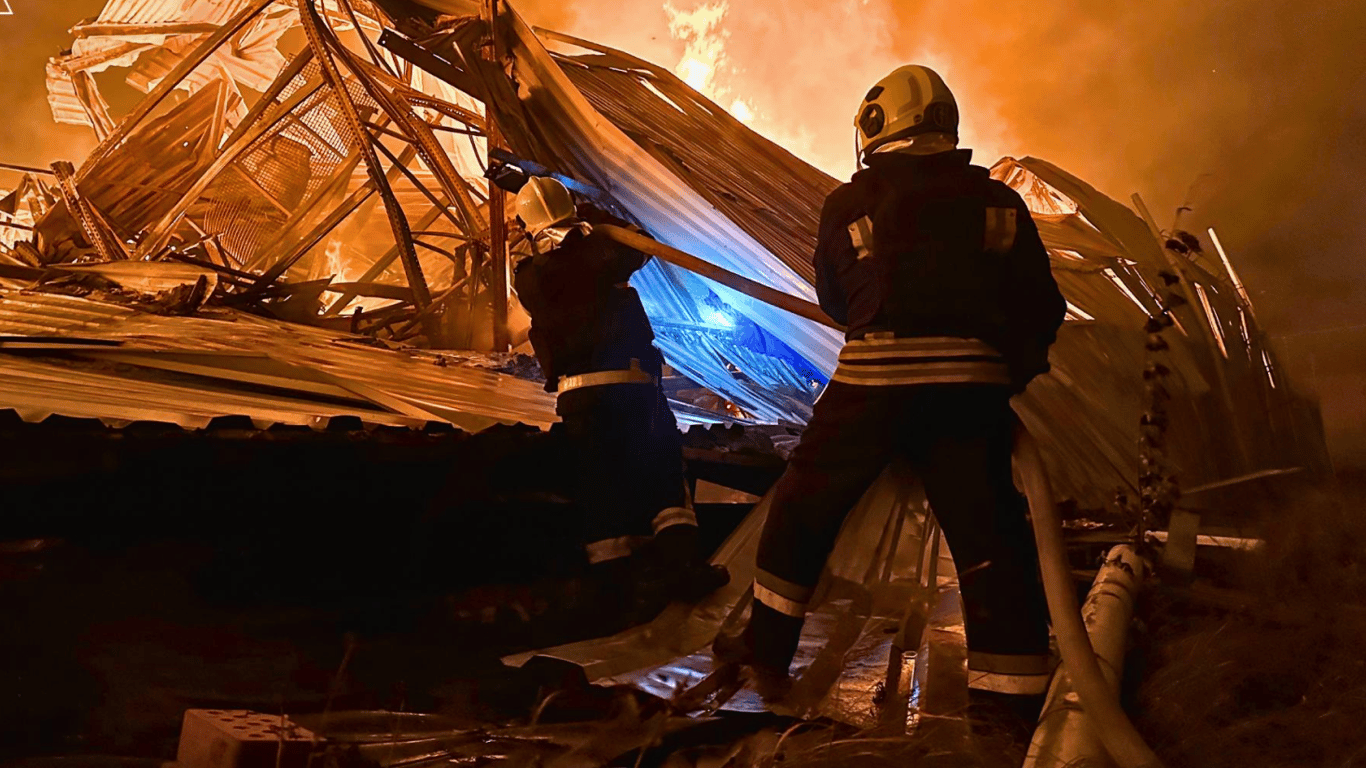 Безперервна атака дронів на Київщину: пошкоджено 34 цивільні об'єкти