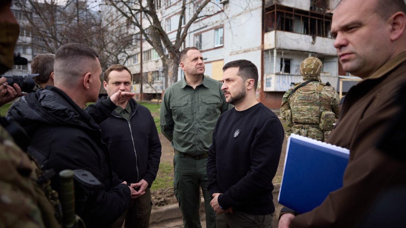 Зеленський побував на місці атаки рф по будинках у Запоріжжі: у якому стані будівлі