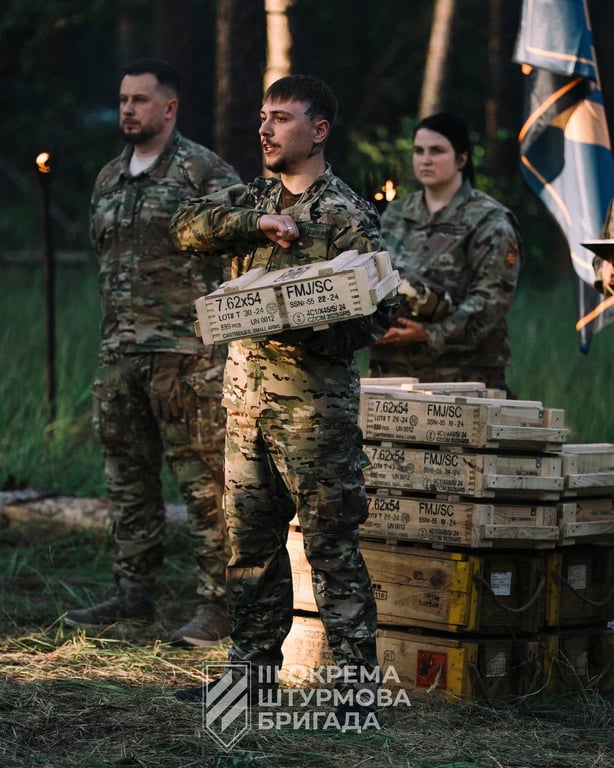 Військові стоять на церемонії нагородження коїнами
